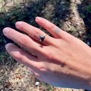 Shark tooth ring